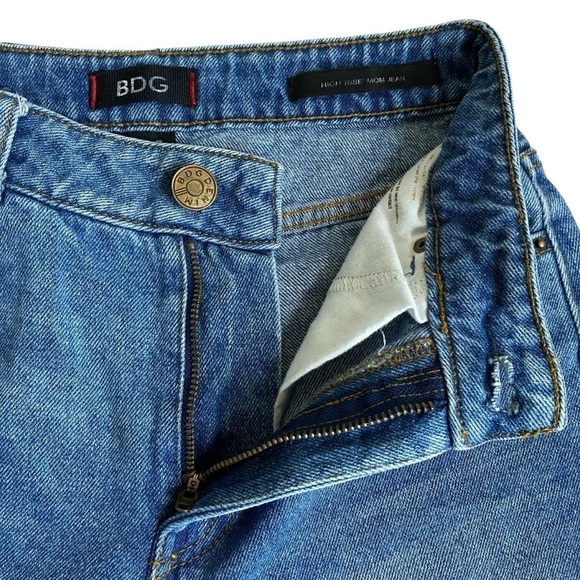 Urban Outfitters BDG High Rise Mom Jean Vintage Mid Wash 90s Style Tapered 25x27 - Picture 15 of 16